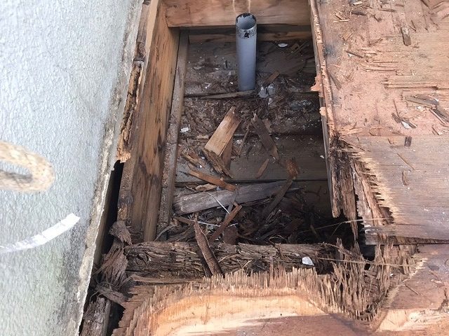 ベランダ漏水を放置した事で下地が腐食